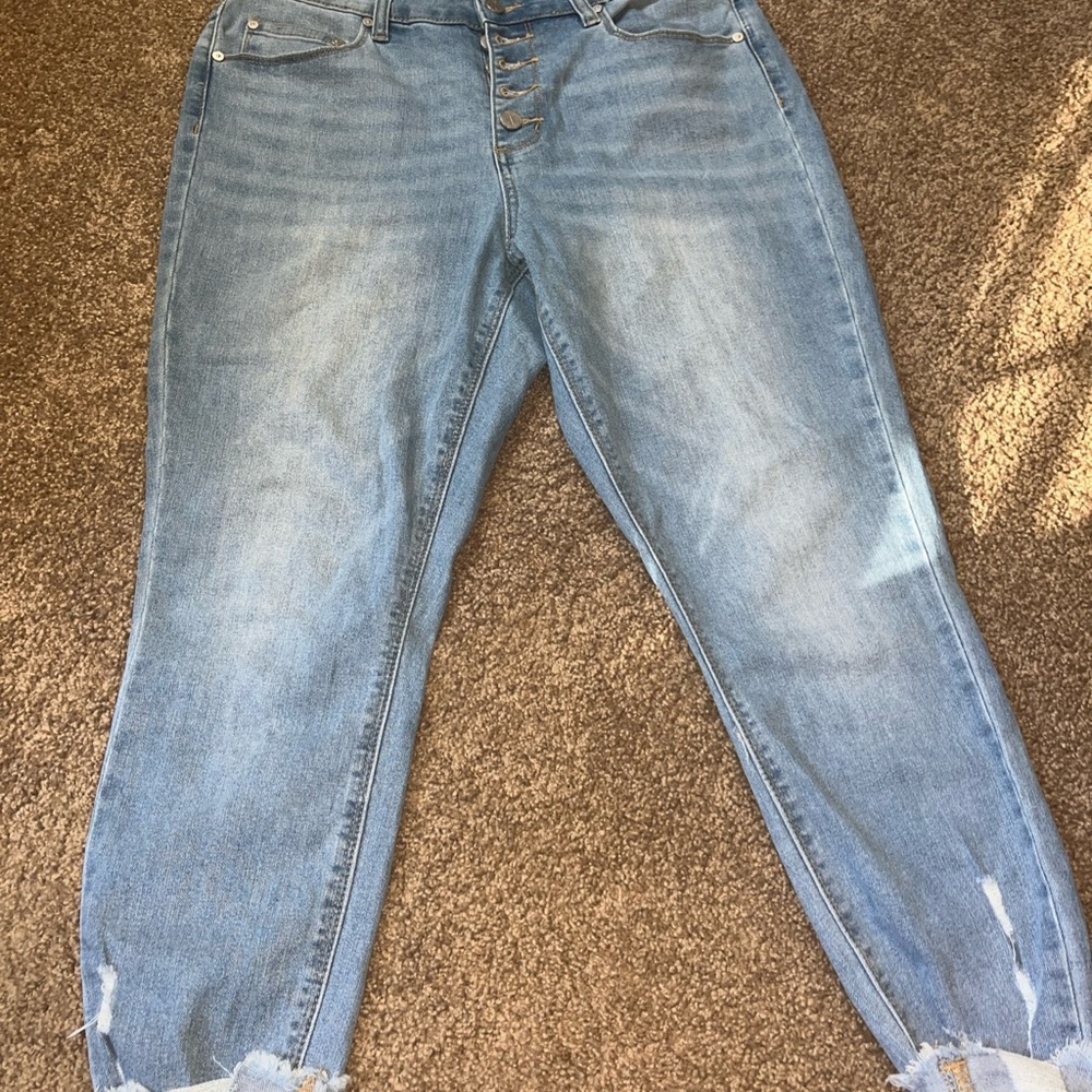 Ban.jar Light Blue Cropped Women's frayed cuffs Jeans